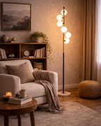 Lampadaire moderne noir et doré avec boules en verre blanc