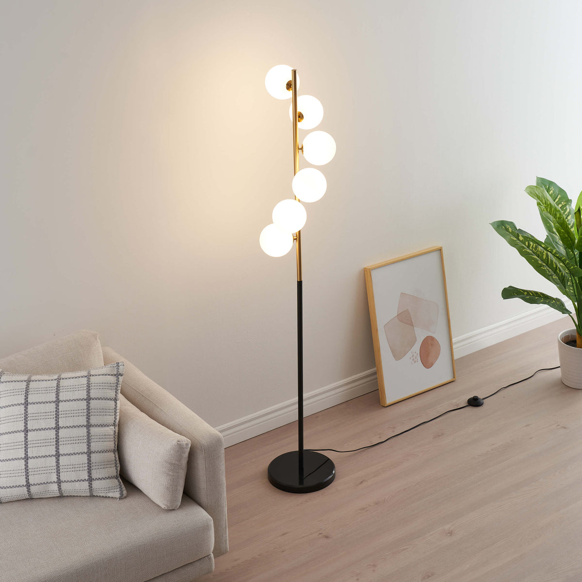 Lampadaire moderne à globes blancs pour salon contemporain