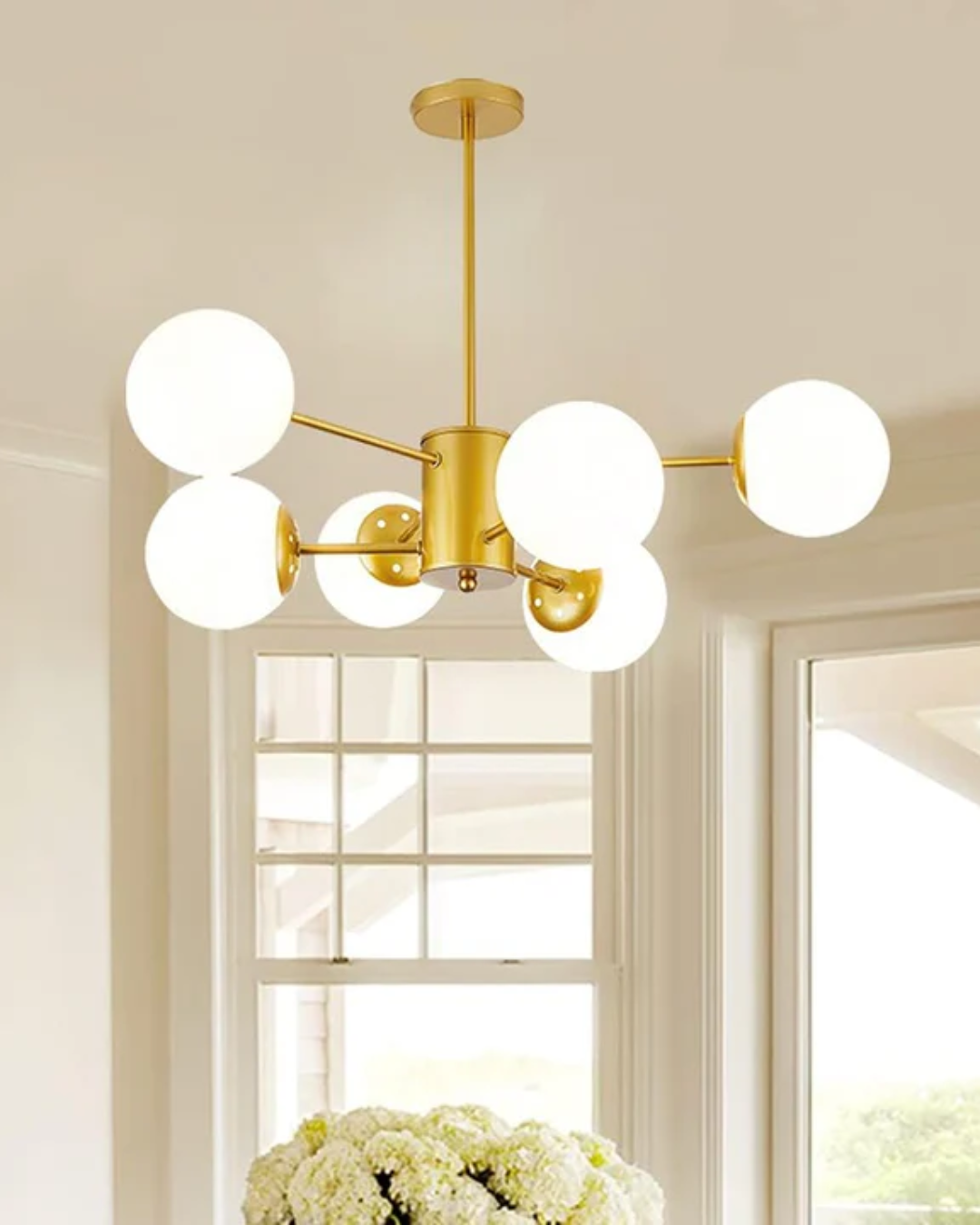 Lustre contemporain doré à boules en verre opalin