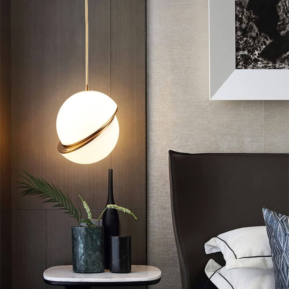 Luminaire suspendu doré et blanc au style contemporain