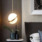 Luminaire suspendu doré et blanc au style contemporain
