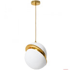 Lampe suspendue décorative en verre opale et finition dorée
